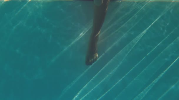 Mujer remando sus pies en la piscina — Vídeos de Stock