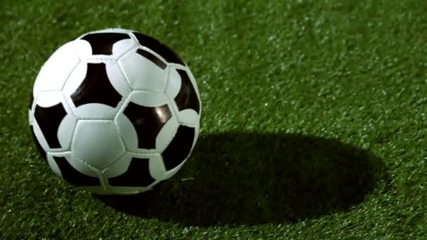 Fútbol girando sobre hierba — Vídeo de stock