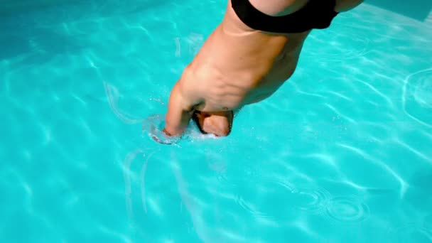 Athletic swimmer diving into the pool — Stock Video