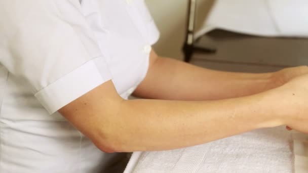 Краса-терапевт масажує клієнтів руками — стокове відео