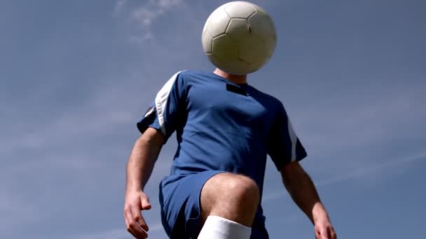 Futbol oyuncu topu kontrol etmek — Stok video
