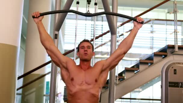 在体重机上工作他的手臂的肌肉男 — 图库视频影像