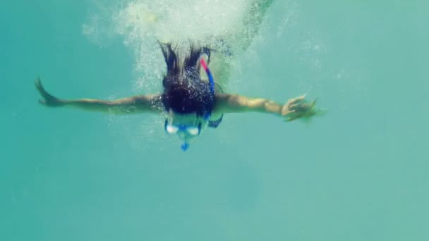 Půvabná brunetka, potápění v bazénu nosit šnorchl — Stock video