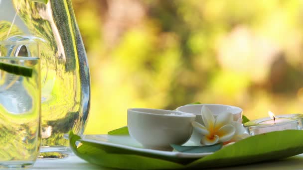 Tratamiento de belleza en cuencos presentados en plato con frasco de vidrio — Vídeos de Stock