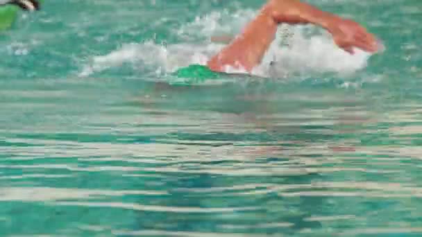 Passa simmare gör den främre linjen i poolen — Stockvideo