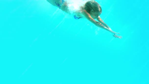 Kadın havuz içine dalış uygun — Stok video