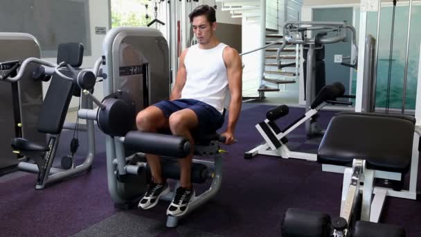 Fit homme exerçant ses jambes — Video