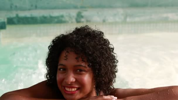 Hermosa mujer relajándose en la bañera de hidromasaje y sonriendo a la cámara — Vídeos de Stock