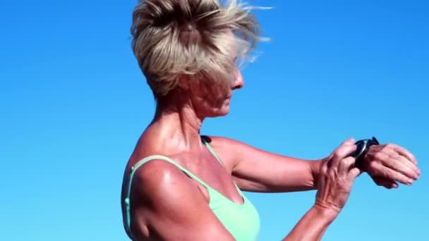 Fit senior woman check her heart rate — Stock Footage Fit senior woman check her heart rate Stock Video