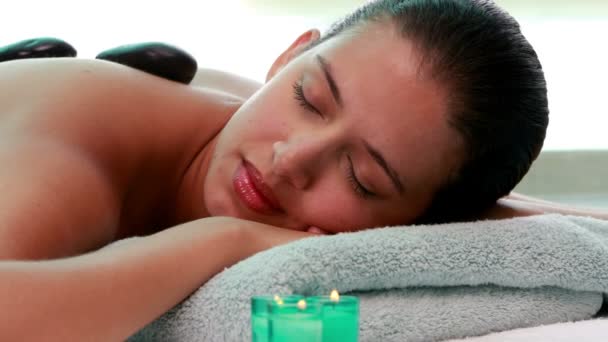 Ruhig brünette bekommen heiß stein massage — Stockvideo