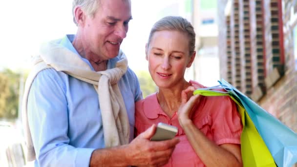 Casal olhando para smartphone juntos — Vídeo de Stock