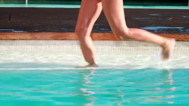 Женщина плескается в бассейне — стоковое видео