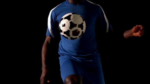Футболист, контролирующий мяч — стоковое видео