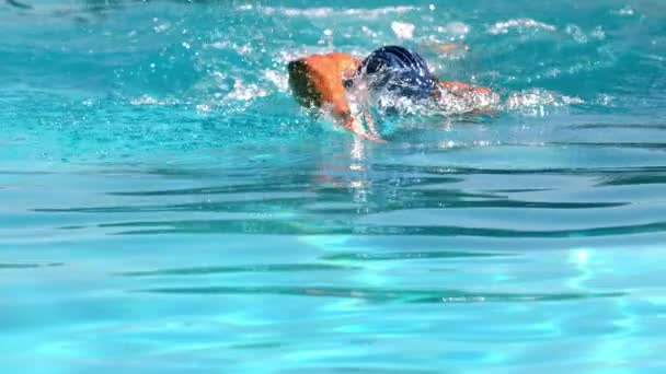 Ajuste nadador haciendo el golpe frontal en la piscina — Vídeos de Stock