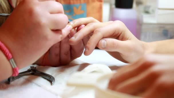 Técnico de uñas dando al cliente una manicura — Vídeo de stock