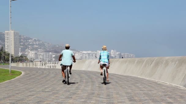 Pareja yendo a dar un paseo en bicicleta por la playa — Vídeos de Stock