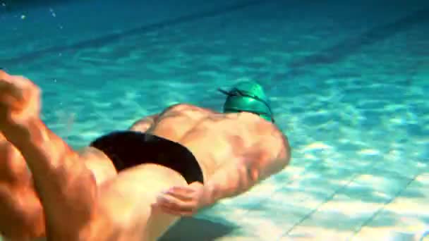 Fit man swimming underwater in the pool — Stock Video