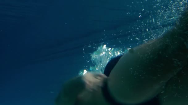 Fit man swimming underwater in the pool — Stock Video