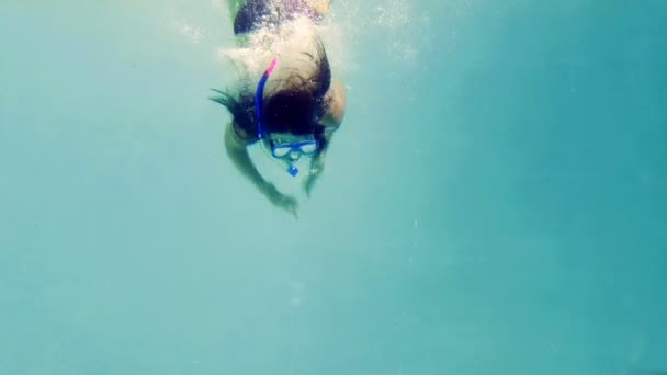 Ajuste morena mergulhando na piscina usando snorkel — Vídeo de Stock
