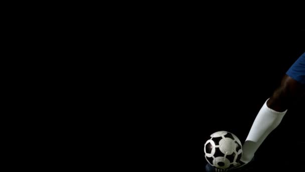 Jogador de futebol chutando bola — Vídeo de Stock