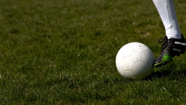 Jogador de futebol controlando a bola na grama — Vídeo de Stock