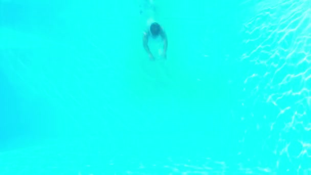 Homem feliz mergulhando na piscina — Vídeo de Stock