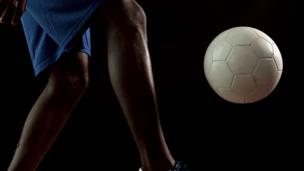 Футболист, контролирующий мяч — стоковое видео
