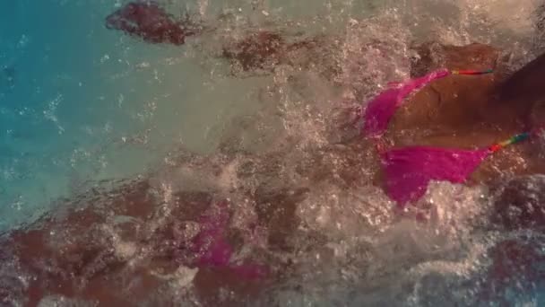 Gelukkige vrouw in roze bikini ontspannen in de jacuzzi — Stockvideo