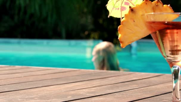 Пара стрибає в басейн, тримаючись за руки — стокове відео
