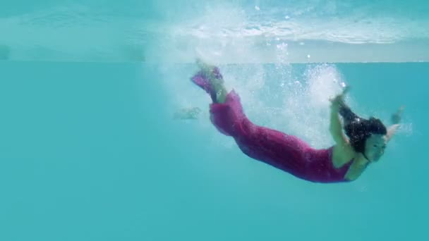 Brunette en robe de soirée plongeant dans la piscine — Video