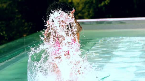 Счастливая женщина в розовом бикини в бассейне — стоковое видео