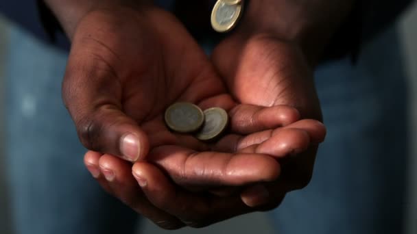 Hombre la captura de monedas que caen en las manos — Vídeos de Stock