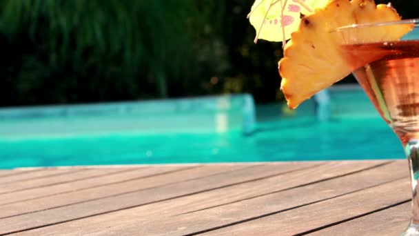 Mulher de biquíni rosa nadando na piscina — Vídeo de Stock