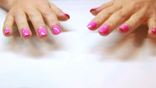 Hands aanduiding verse roze manicure — Stockvideo