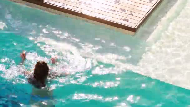 Femme nageant dans la piscine — Video