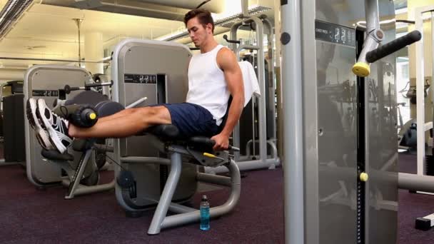 Fit man exercising on weight machine — Stock Video