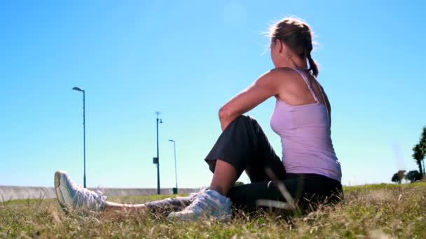 Előtte nyújtás nő fut — Stock videók