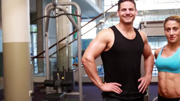 Amigos en forma estupenda en el gimnasio — Vídeo de stock