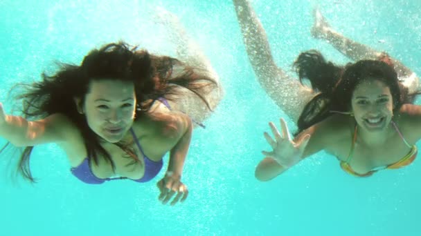 Happy friends waving at camera underwater — Stock Video