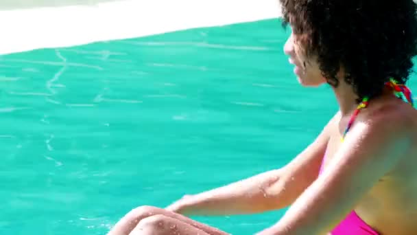 Preciosa mujer en piscina sentada en anillo inflable — Vídeo de stock