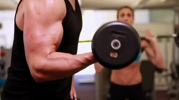 Gente haciendo ejercicio en sesión crossfit — Vídeos de Stock