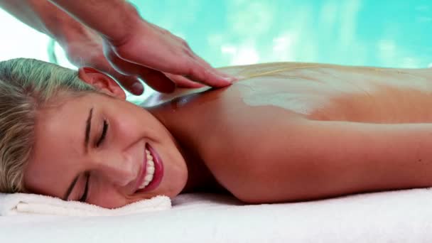 Tranquillo bionda ottenere un massaggio a bordo piscina — Video Stock