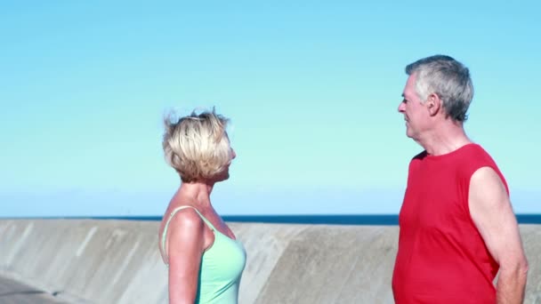 Casal em uma pausa de sua corrida — Vídeo de Stock