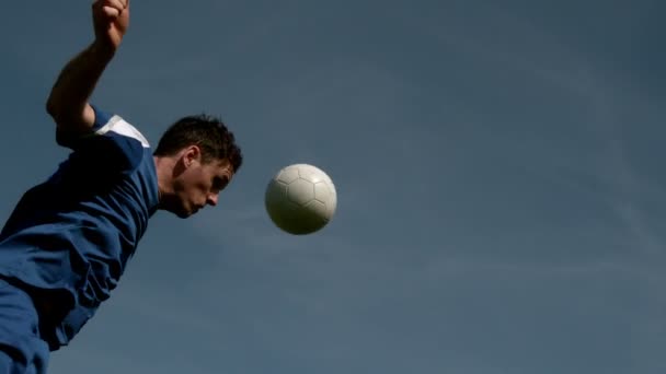 Joueur de football en tête du ballon — Video