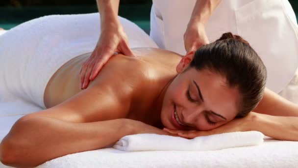 Morena feliz desfrutando de uma piscina de massagem — Vídeo de Stock