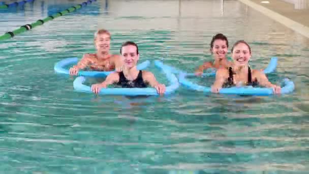 Cuatro mujeres haciendo aqua aeróbic sonriendo a la cámara — Vídeo de stock