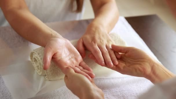 Terapeuta de beleza massageando as mãos dos clientes — Vídeo de Stock