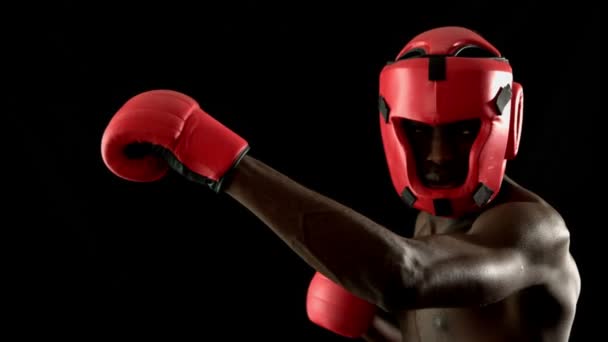 Жесткий боксер бьет перчатками — стоковое видео