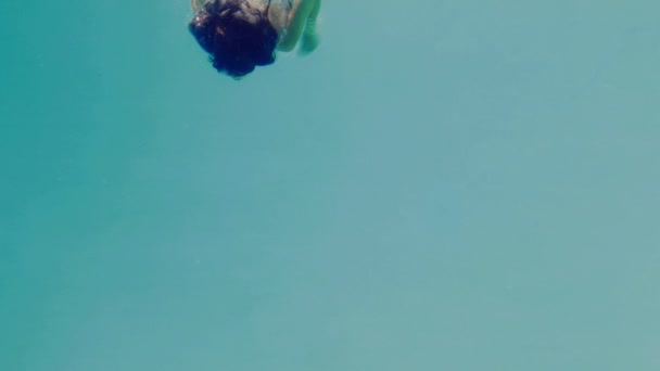 Dość brunetka nurkowanie w basenie i macha — Wideo stockowe