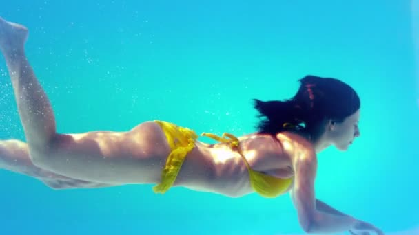 Gorgeous brunette swimming underwater — Stock Video